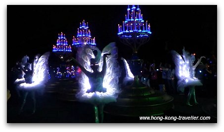 Disney Paint the Night Parade: Beauty and the Beast Disney Paint the Night Parade: Beauty and the Beast