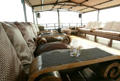 Hong Kong Junk: Aqua Luna Top Deck Hong Kong Junk: Aqua Luna Top Deck