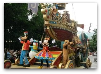 Minnie and Goofy at Hong Kong Disneyland Minnie and Goofy at HK DIsneyland