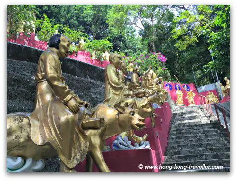 Main Temple of the Ten Thousand Monastery Main Temple of the Ten Thousand Monastery flanked by Buddha Statues on both sides